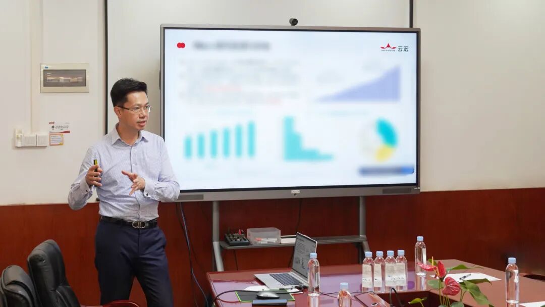 图注:云宏讲师在进行分享演讲_云宏虚拟化