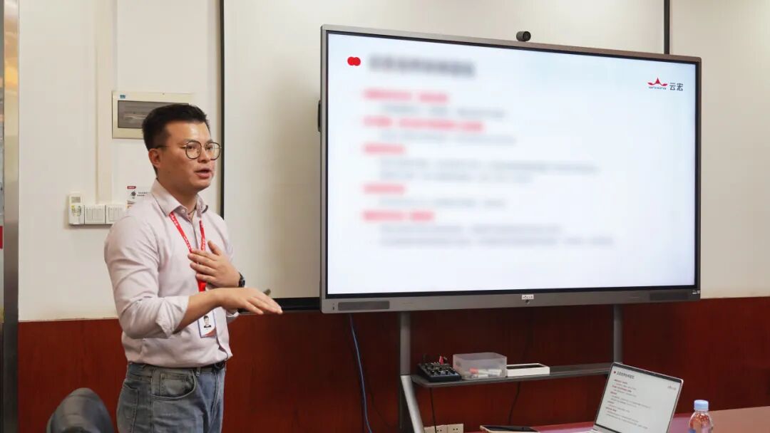 图注:云宏讲师在进行分享演讲_云宏虚拟化
